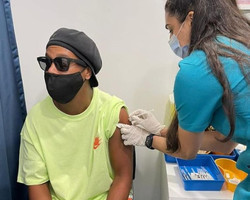Ronaldinho Gaúcho é vacinado contra Covid-19 em Dubai
