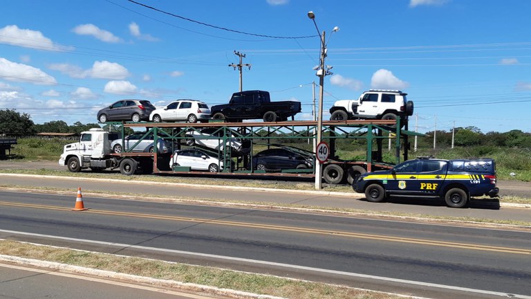 Os policiais encaminharam o veículo e o homem até a Central de Flagrantes (Foto: Divulgação/PRF)