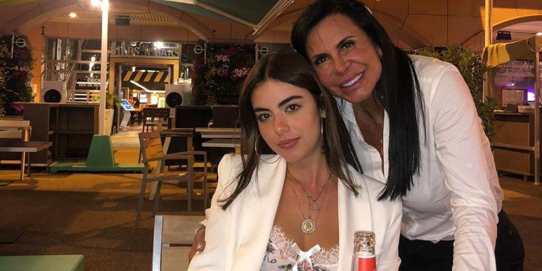 Aos 17 anos, filha de Gretchen trabalha com entrega de comida em Mônaco