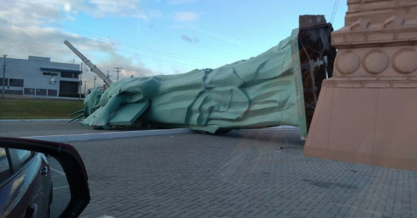 Fortes ventos derrubam réplica da Estátua da Liberdade da ...