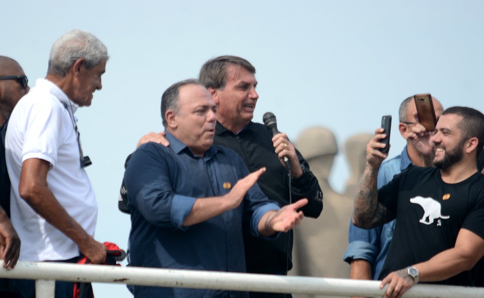 Sem máscara, Pazuello participou de ato político com Jair Bolsonaro Foto: Jorge Hely/Framephoto/Estadão Conteúdo