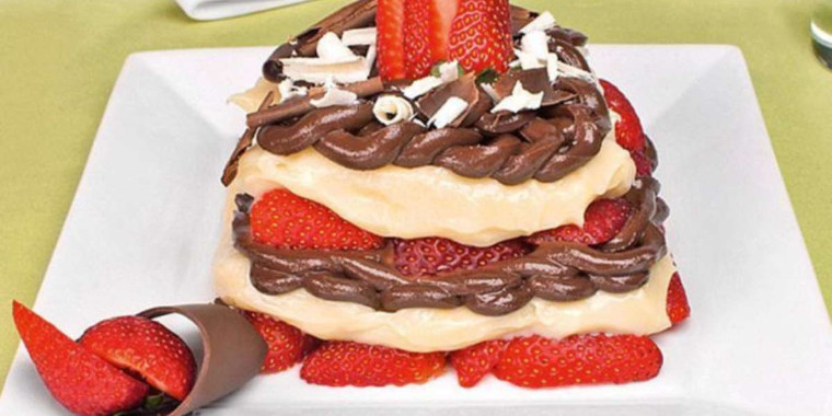 Lasanha doce de morango e chocolate para uma sobremesa diferente