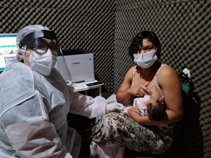 Sarah Menezes leva filha para fazer testes na Maternidade Evangelina Rosa