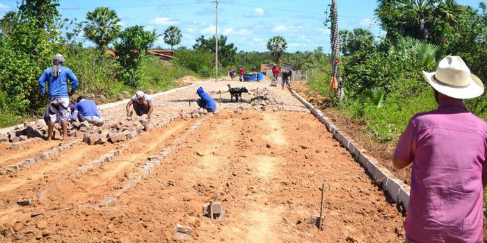 Prefeito Genival Bezerra, visita obras de pavimentação poliédrica