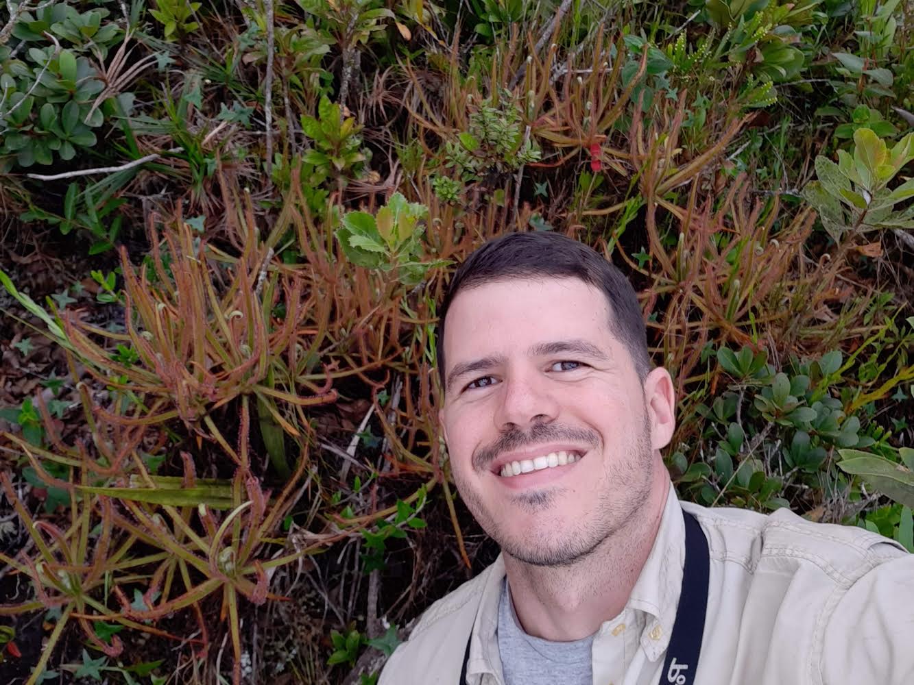Professor Dr. Paulo Gonella, acompanhado de uma Drosera magnifica. O especialista contribuiu com o descobrimento da espécie, que é considera a maior planta carnívora do Brasil. Crédito: arquivo pessoal/reprodução.