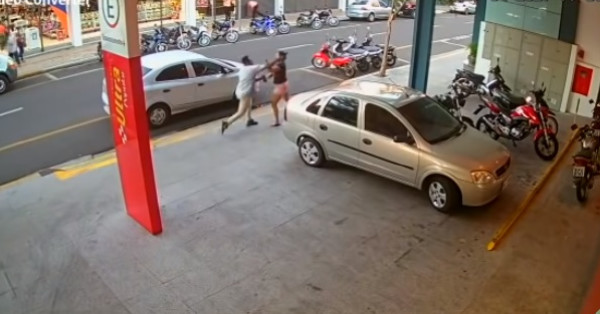 V deo Mulher Chuta Porta De Carro E Agredida Por Motorista De 