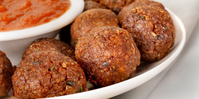 Descubra como fazer almôndega de carne para o jantar de hoje