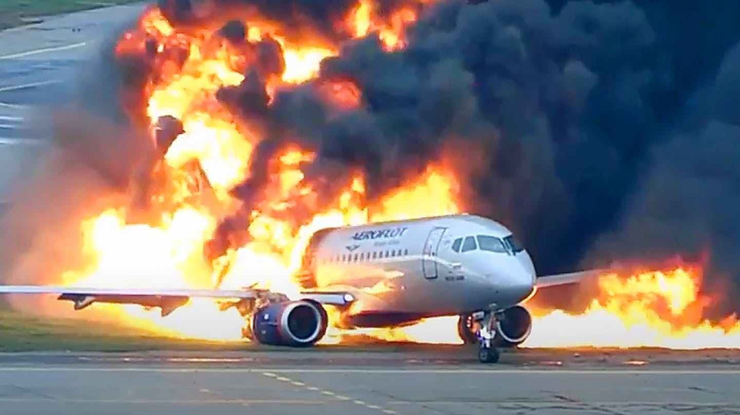Uma TV Russa registrou o pouso da aeronave com muita fumaça - Foto: Reprodução