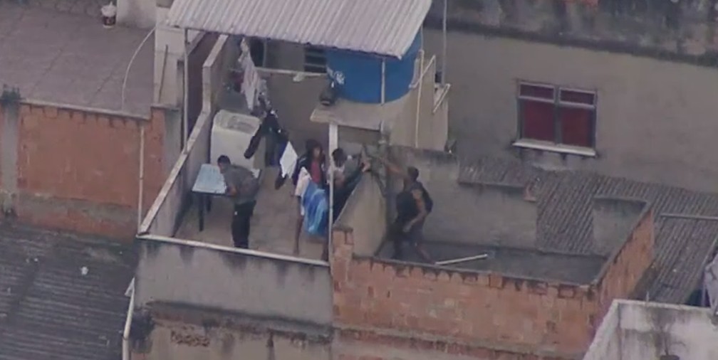 Homens armados tentam fugir durante operação no Jacarezinho - Foto: Reprodução