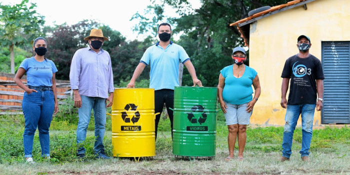 Prefeitura de Valença do Piaui entrega coletores de lixo