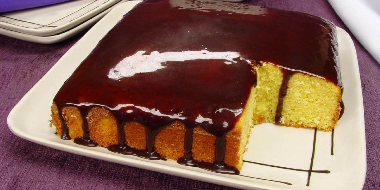 Você na cozinha arrasando no bolo de fubá com chocolate e coco