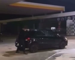 Vídeo: Homem encontra nota de motel no carro do namorado e destrói veículo