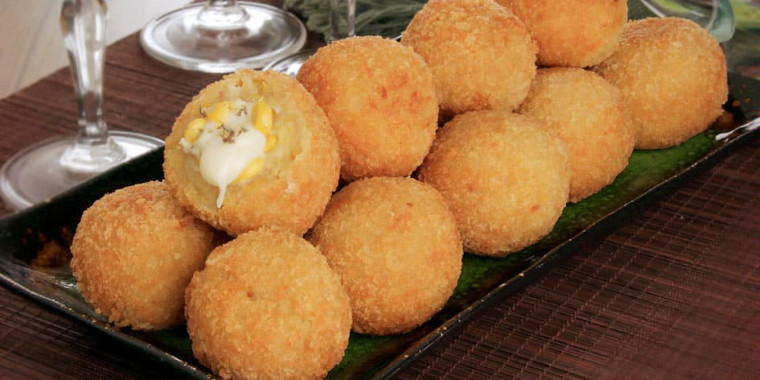 Aprenda a preparar uma bolinha de milho com queijo para o lanche