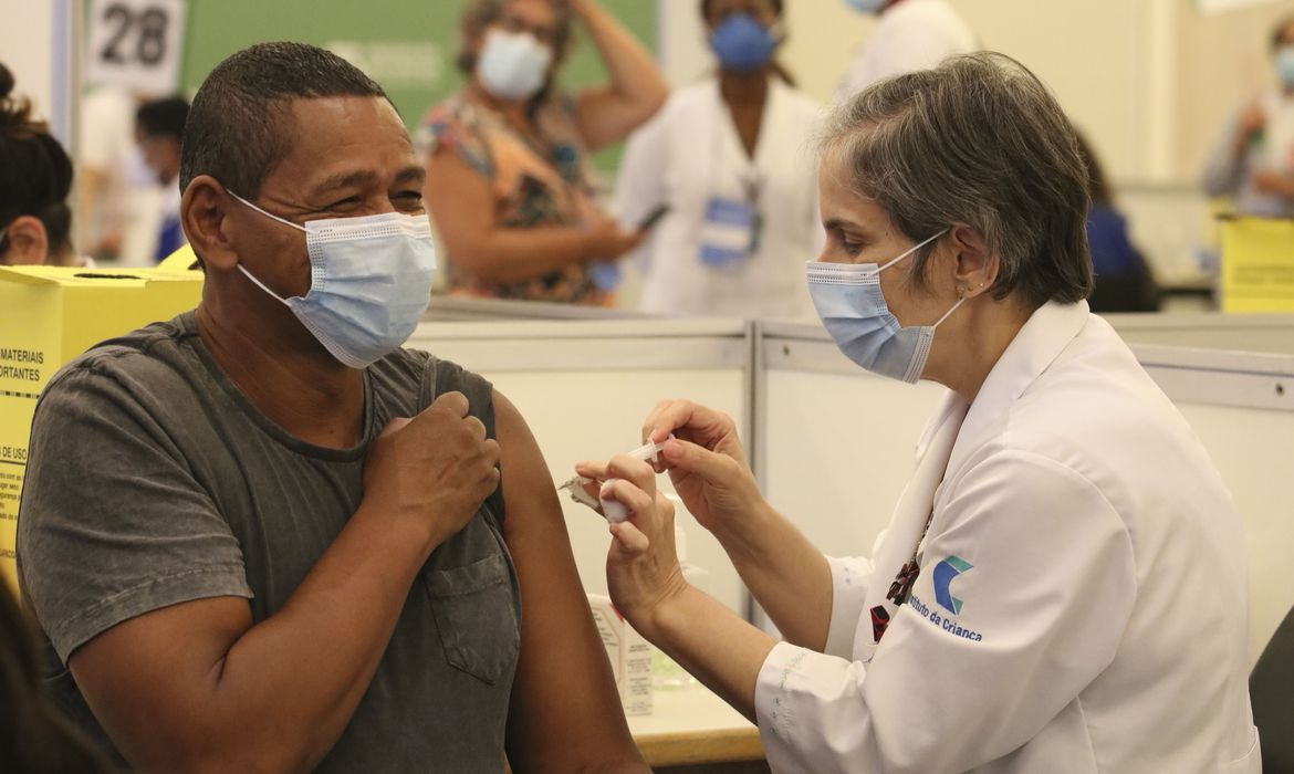 Pesquisa mostra que tanto entre homens quanto entre mulheres a intenção de se vacinar está acima de 90% (Foto: Rovena Rosa)