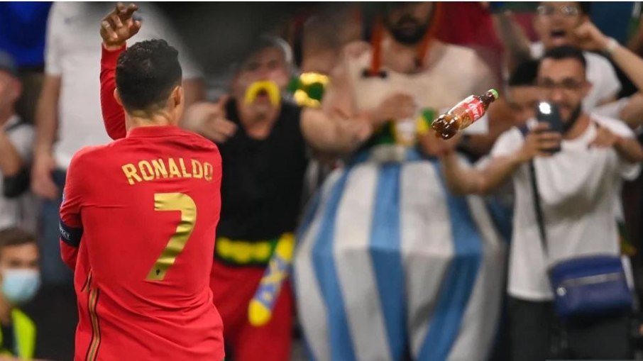 Cristiano Ronaldo é atingido por garrafa de Coca-Cola ...