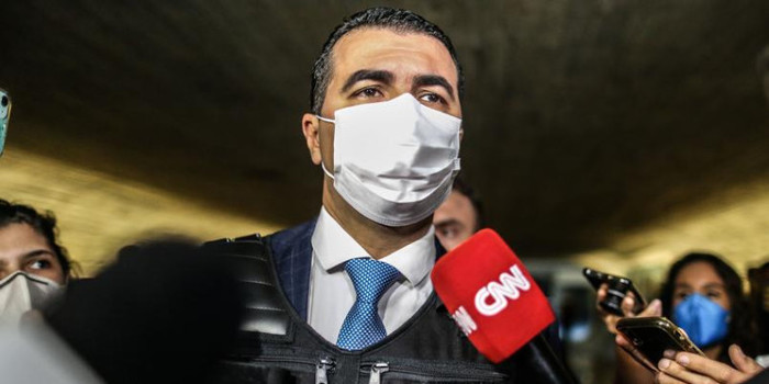 Luís Miranda chega com colete e bíblia para depor na CPI da Pandemia