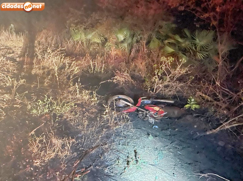 Motociclista foi arrememssado para fora da pista-Foto: Cidades na NetMotociclista foi arrememssado para fora da pista-Foto: Cidades na Net