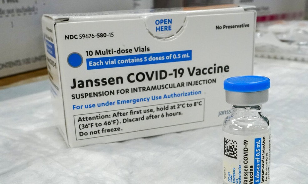  Vacina da Johnson & Johnson contra covid-19 está sobre uma mesa em um local de vacinação no bairro de Staten Island, em Nova York — Foto: Mary Altaffer/AP Photo