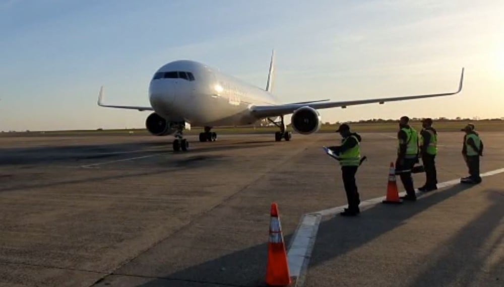 Avião com mais 936 mil doses da vacina contra Covid-19 da Pfizer pousou no Aeroporto de Viracopos, em Campinas (SP), na manhã deste domingo (27) — Foto: Polícia Federal 