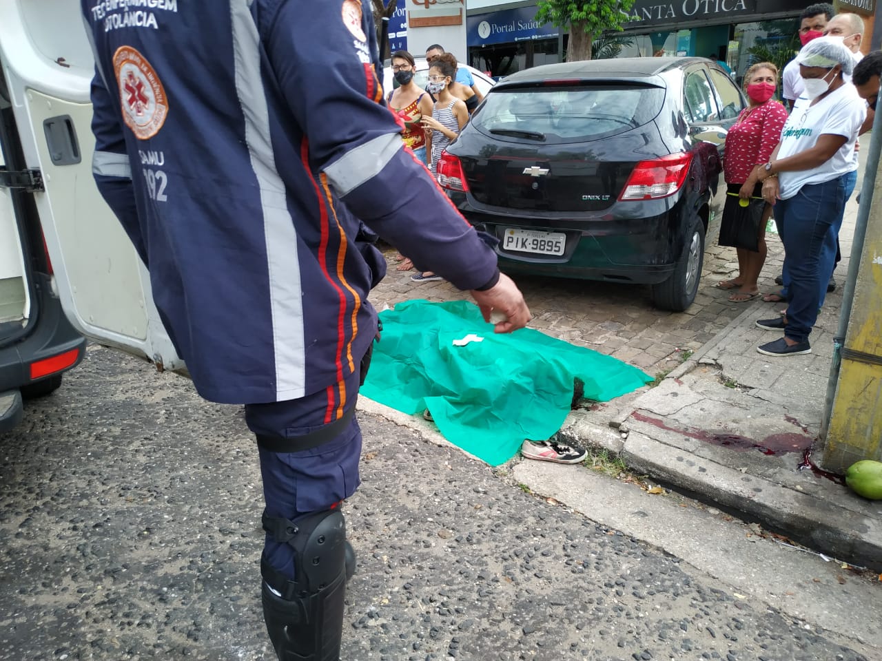 Profissionais do SAMU ainda tentaram reanimar a vítima (Foto: Matheus Oliveira/ Portal Meio Norte)