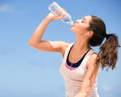 Confira os efeitos colaterais alarmantes por não beber água o suficiente