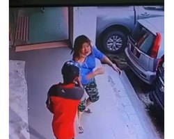 VÍDEO FORTE: Homem corta a garganta da ex-namorada na frente de uma criança