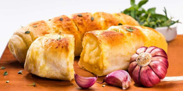 Como fazer pão de alho: receita que vai dar água na boca e combina com tudo