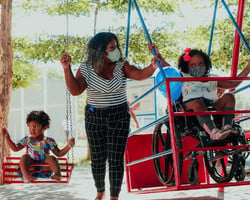 Teresina ganha primeiro parque acessível para crianças cadeirantes