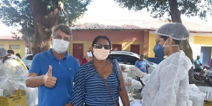 Prefeito João Luiz prestigia o Dia D de vacinação para professores