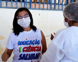 Trabalhadores da Educação são imunizados na cidade de Valença do Piaui
