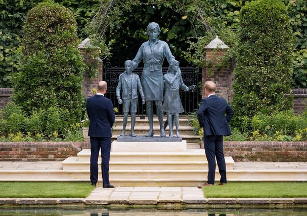 Estátua de Diana é inaugurada com a presença dos Príncipe William e Harry- Reprodução/ Instagram