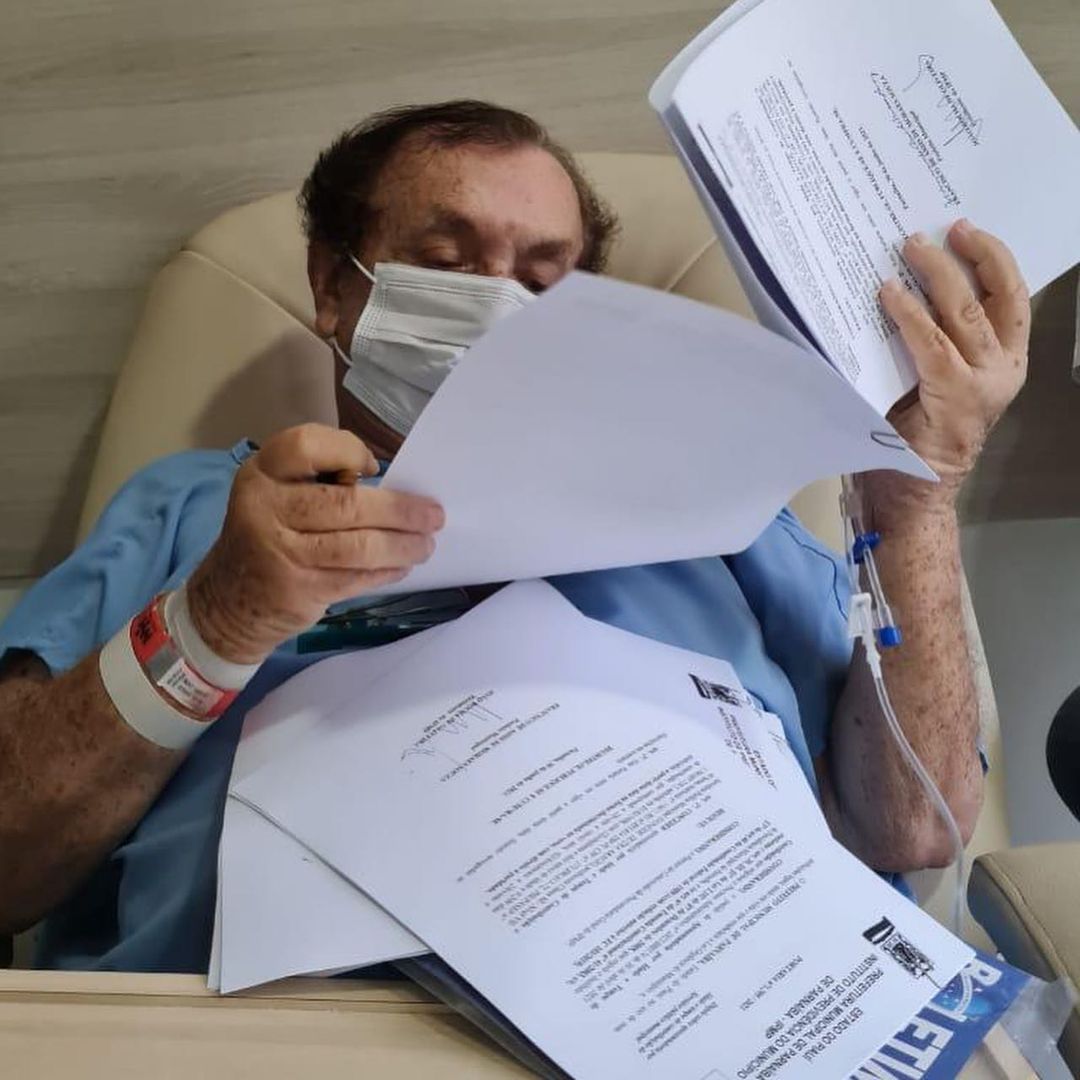 Prefeito de Parnaíba, Mão Santa, continuou trabalhando enquanto estava internado no hospital | FOTO: Reprodução/Instagram