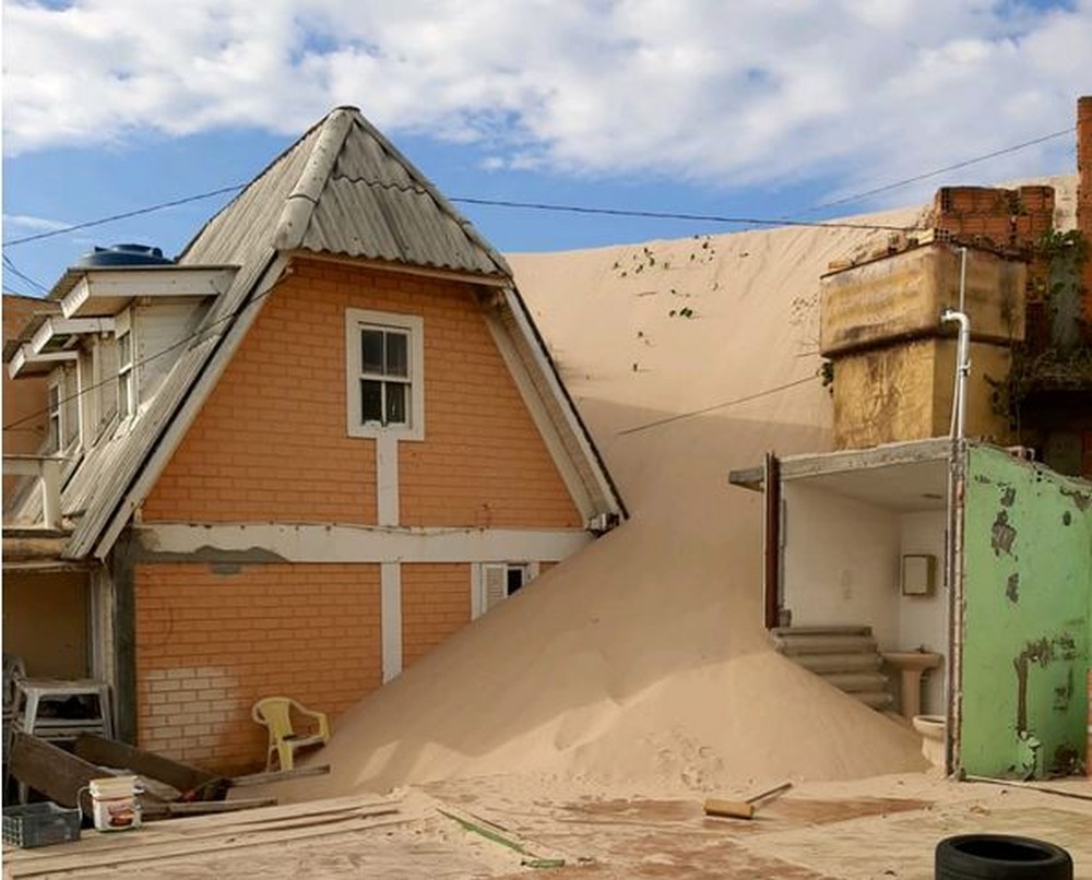 Defesa Civil de Florianópolis interdita duas casas após avanço das dunas — Foto: Defesa Civil/Reprodução 