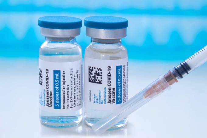 Bula da vacina da Janssen terá novo efeito adverso (Foto: Shutterstock)