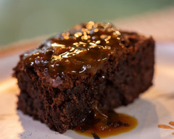 Receita de um delicioso brownie de chocolate com cobertura de maracujá