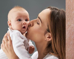 Alerta: beijar bebês pode transmitir herpes e até levar à morte