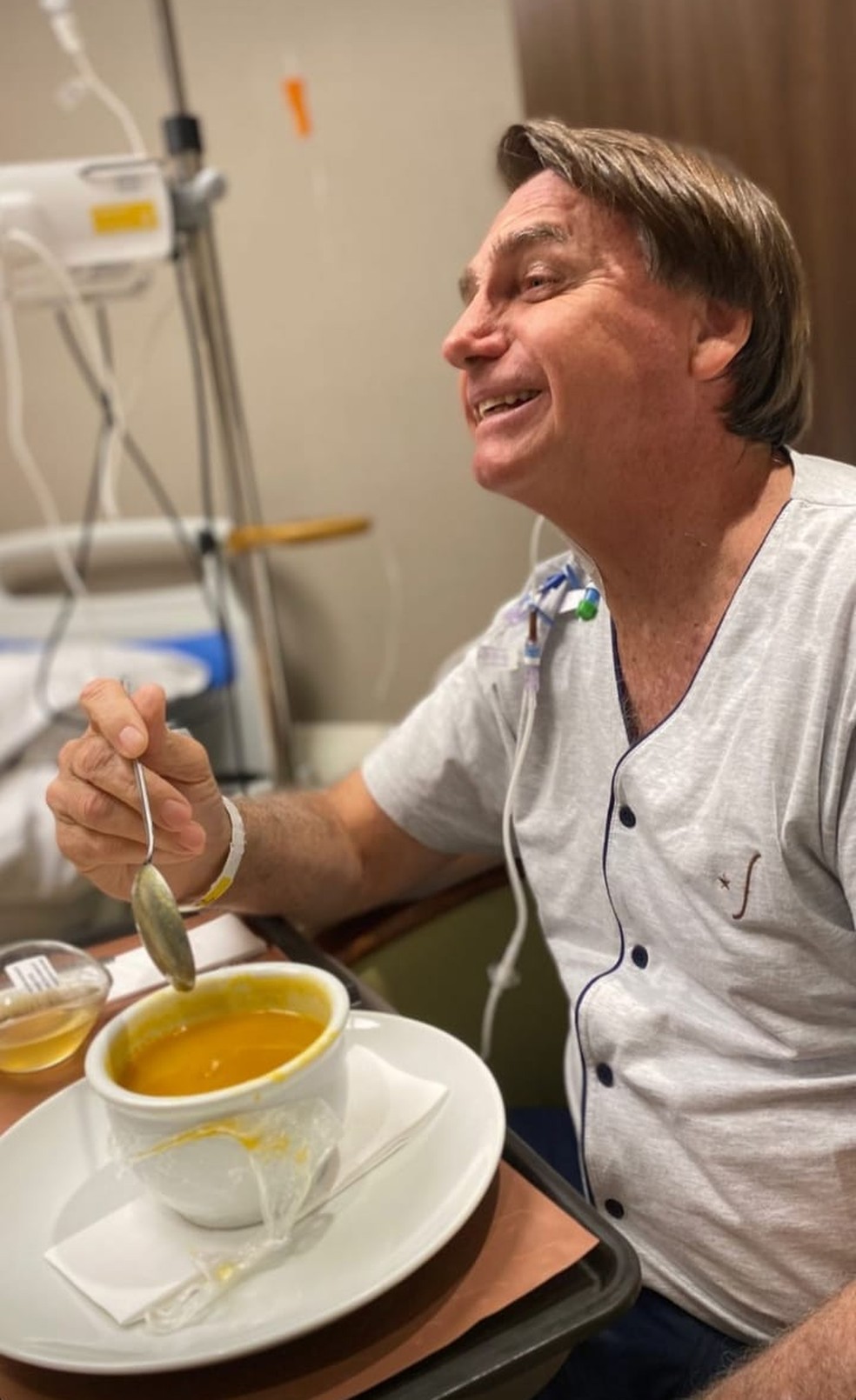 Bolsonaro posta foto se alimentando na manhã de sábado (17) no Hospital Vila Nova Star — Foto: Redes Sociais 