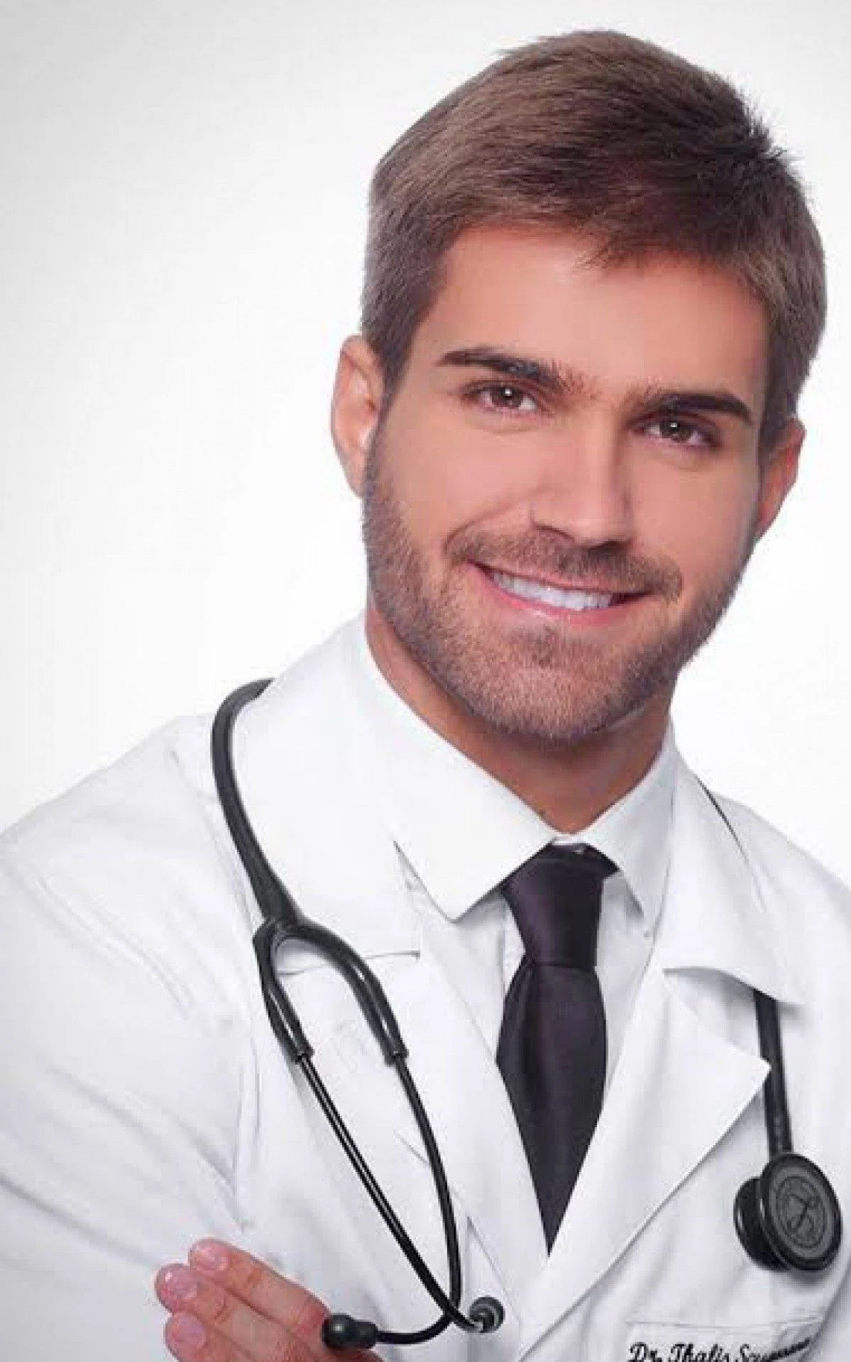 Médico pediatra Thalis Bolzan é o namoreado do governador Eduardo Leite 