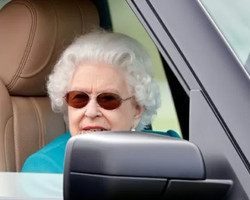 Rainha Elizabeth II é vista dirigindo Range Rover aos 95 anos