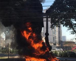 Estátua do bandeirante Borba Gato é incendiada em ato de vandalismo: vídeo