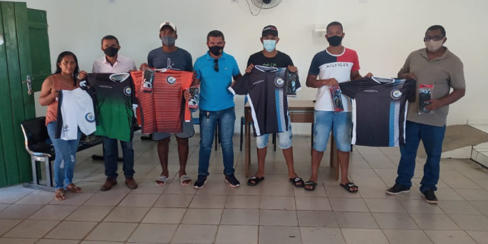 Prefeito de Cajazeiras realiza entrega de uniformes