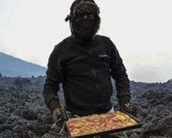 Chef assa pizzas em rochas de vulcão e conquista clientela fiel; veja vídeo