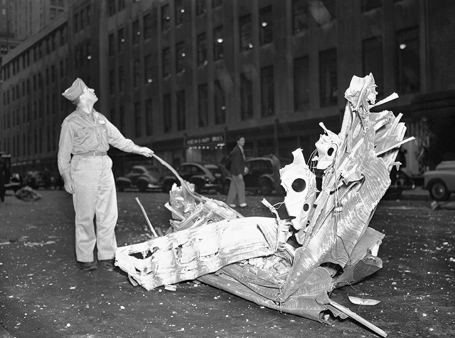 Avião do exército americano choca-se com prédio em Nova York e mata 14  - Imagem 1
