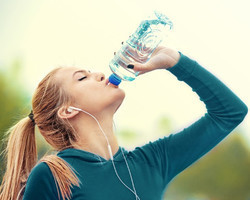 Saiba os efeitos colaterais alarmantes de quem não bebe água o suficiente