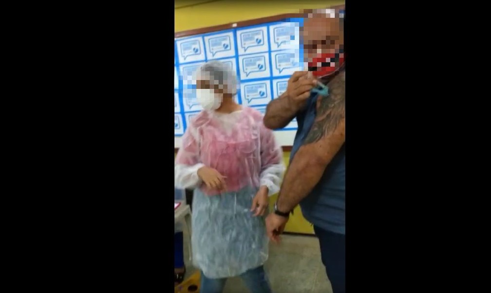 Momento em que homem injeta vacina em si mesmo no Ceará