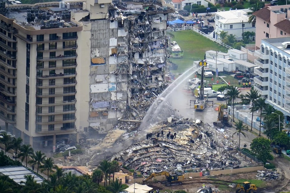 Todo o resto do edifícil que desmoronou na Flórida foi demitido- Foto: Gerald Herbert/AP 