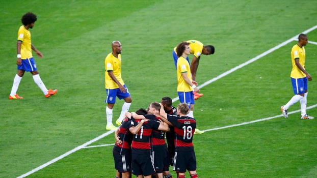 Jogadores da Alemanha comemoram gol de Khedira, enquanto brasileiros lamentam - Foto: Reuters