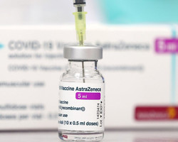 Estados reduzem intervalo entre doses da vacina AstraZeneca; entenda 