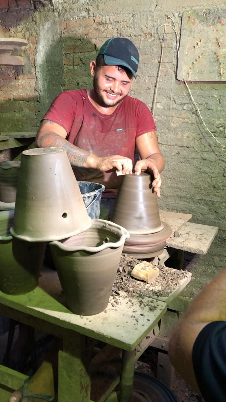 Oleiro produz vaso de barro no Poti Velho | FOTO: Apoliana Oliveira