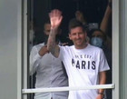 Histórico: Lionel Messi aterrissa em Paris e assina com o PSG; acompanhe